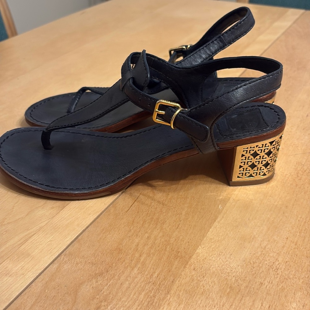 Tory Burch Audra T-Strap Sandal with Gold Cutout Block Heel. Size 9